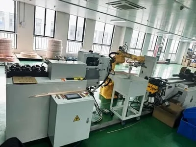 Sistema robótico de doblado de tubos CNC de seis ejes
