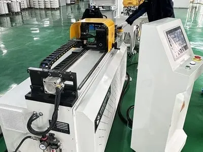 Sistema robótico de doblado de tubos CNC de seis ejes