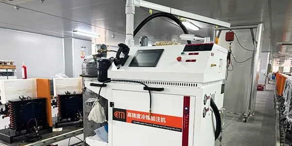 Sistema integrado de carga de refrigerante y detección de fugas